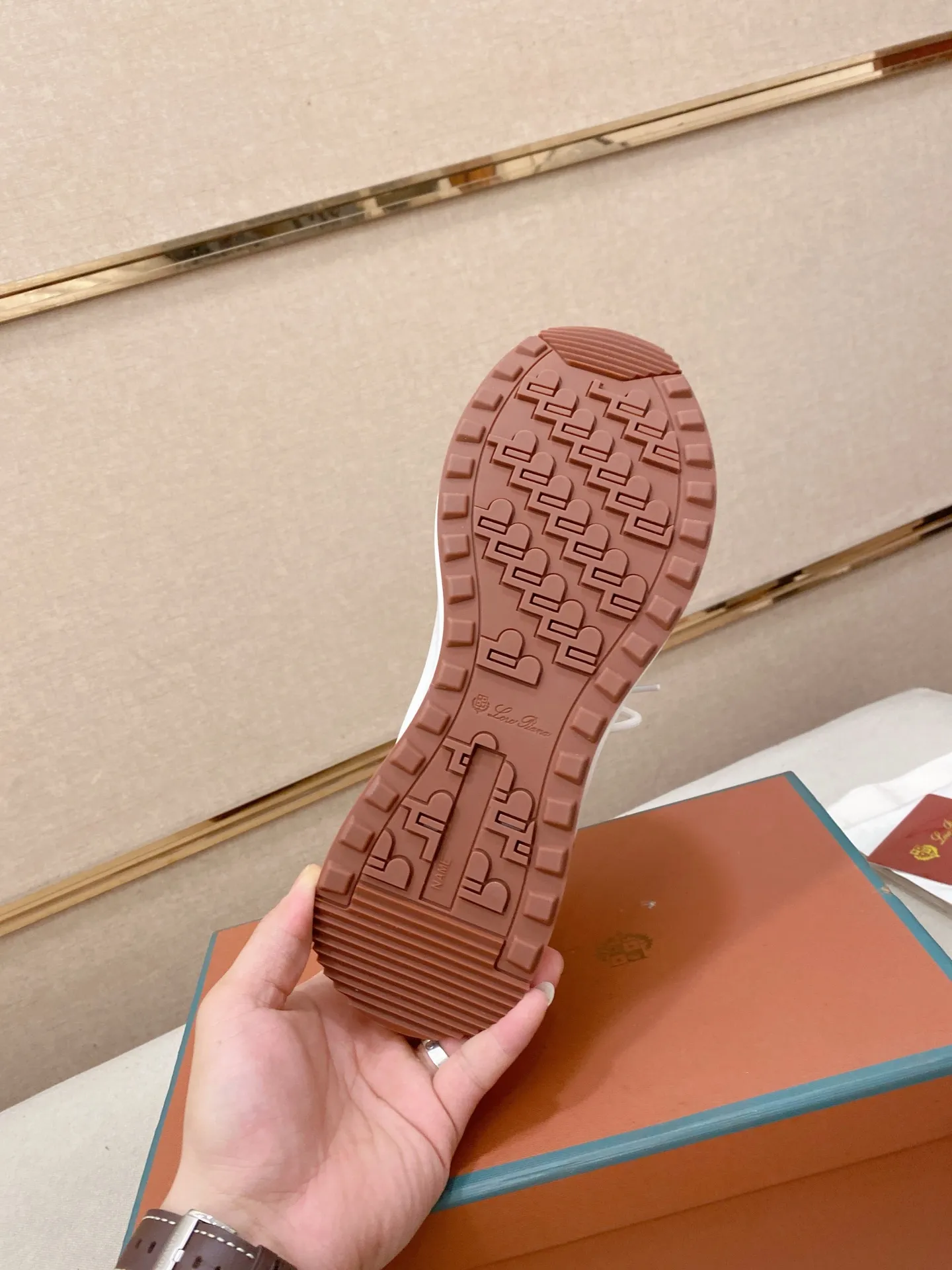 Men's shoes 💰: 462💰🔥𝐥𝐨𝐫𝐨 𝐏𝐢𝐚𝐧𝐚 lp classic loafers, an Italian treasure brand, the only brand that can match Hermès! Only after wearing it do we realize that we can’t live up to our feet. The upper is made of imported first-layer cowhide with breathable fabrics, water-dyed cowhide foot pads, and the official original glass rubber outsole and pendant. Exclusive original packaging (tag ➕ brand paper ➕ outer box ➕ hand bag) code number: 38-44. Can be customized 45-46